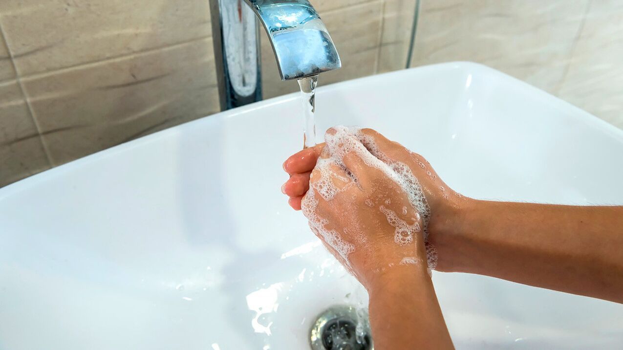 A regra máis sinxela para previr a helmintiasis é lavar sempre as mans con auga e xabón. 